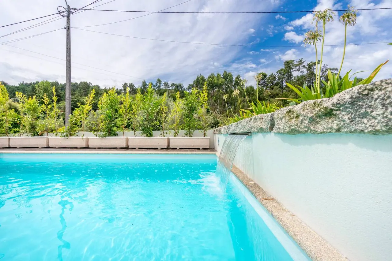 Casa Velha do Caminho: piscina privada exterior com água turquesa e vista sobre os montes, em Oleiros, Ponte da Barca